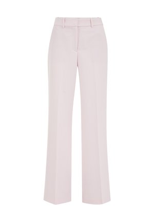 Pantalon rose pâle à jambes droites avec passants de ceinture et détails de couture avant, présenté sur un fond blanc.