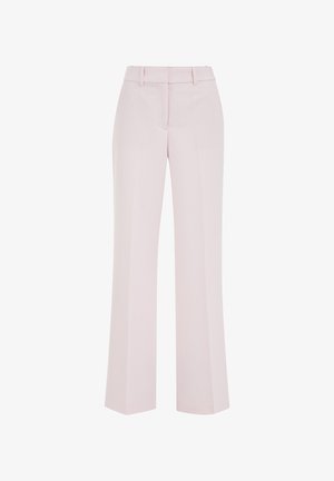 Jasnoróżowe spodnie o prostych nogawkach z szlufkami na pasek i detalami przeszyć z przodu, przedstawione na białym tle.