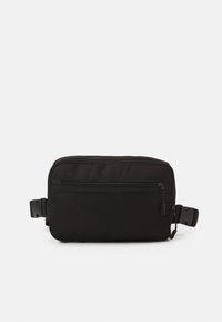 Borsa a tracolla nera in tessuto con finitura testurizzata. Caratterizzata da una cerniera superiore e una tasca frontale. Spallaccio regolabile per una vestibilità sicura. Forma rettangolare compatta.