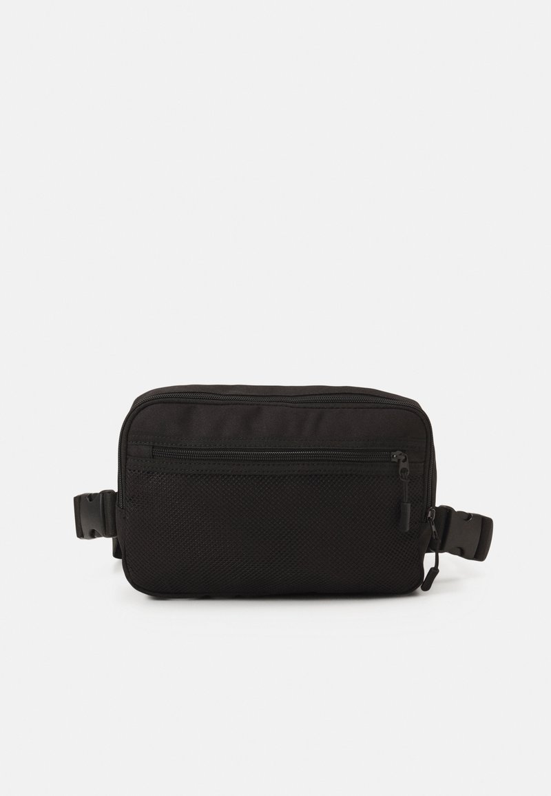 Borsa a tracolla nera in tessuto con finitura testurizzata. Caratterizzata da una cerniera superiore e una tasca frontale. Spallaccio regolabile per una vestibilità sicura. Forma rettangolare compatta.