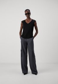 ONLY Tall ONLPETRA MIX  - Potiskana majica - black