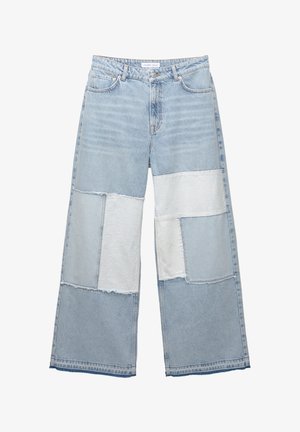 Světle modré džínové kalhoty s širokými nohavicemi, které mají nášivkové sekce v různých světlých odstínech. Roztrhané okraje a klasický design s pěti kapsami.