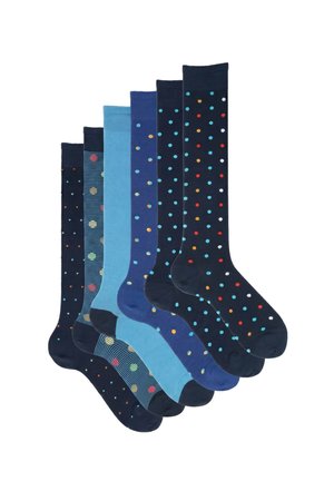 Zes paar kniekousen in blauwtinten en zwart, elk met meerkleurige stippen- of streeppatronen.