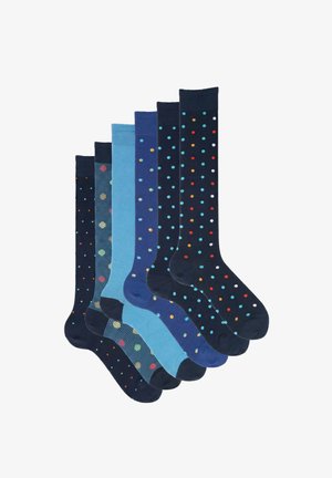 Zes paar kniekousen in blauwtinten en zwart, elk met meerkleurige stippen- of streeppatronen.