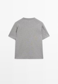 Grå kortærmet t-shirt med rund halsudskæring, lavet af blødt bomuldsstof. Har et simpelt, udekoreret design med en afslappet pasform.