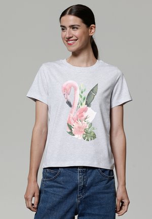 T-shirt à manches courtes gris clair avec un graphique de flamant rose entouré de feuilles tropicales et de fleurs, fabriqué en coton doux.
