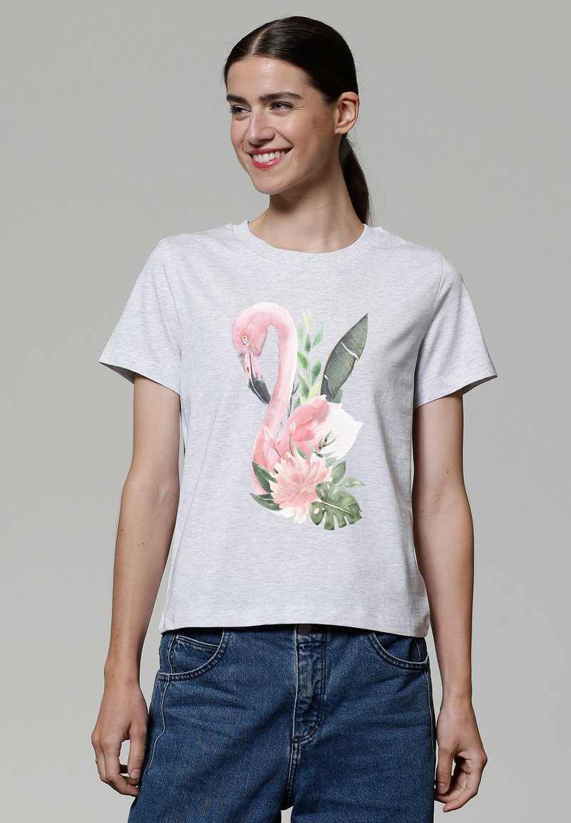 Hellgraues T-Shirt mit kurzen Ärmeln, das ein pinkes Flamingo-Design mit tropischen Blättern und Blumen zeigt, hergestellt aus weichem Baumwollstoff.