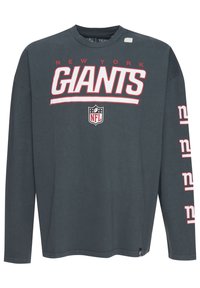 Harsohi gray t-paita, jossa on suurilla punaisilla kirjaimilla teksti "NEW YORK GIANTS", NFL-logo keskellä ja toistuva "nfl" -kuvio hihoissa.