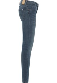 Jeans ajustados de denim en un lavado oscuro, con cintura alta, diseño clásico de cinco bolsillos y un detalle de parche de cuero en la cinturilla.
