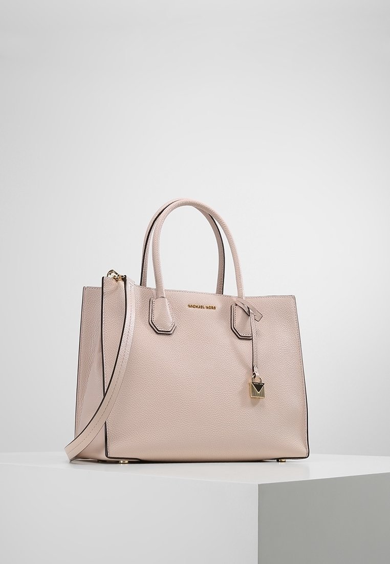 Läderhandväska i mjuk rosa med strukturerad form, dubbla övre handtag, avtagbar axelrem, guldfärgad metall och en dekorativ låsfiness.