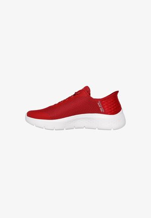 Roter Sportschuh mit atmungsaktivem Mesh-Obermaterial, strukturiertem Fersenbereich und weißer Gummisohle. Schnürsenkel und Logo sind an der Seite sichtbar.