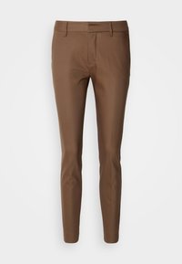 Pantalon marron slim avec passants pour ceinture, fermeture éclair à l'avant, et jambes ajustées, présenté sur un fond blanc uni.