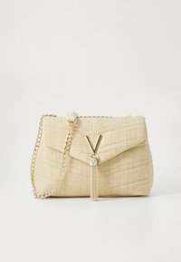 Beige vävd handväska med texturerad yta, utrustad med en triangulär guldfärgad lås och en kedjerem för axeln. Kompakt, strukturerad form.