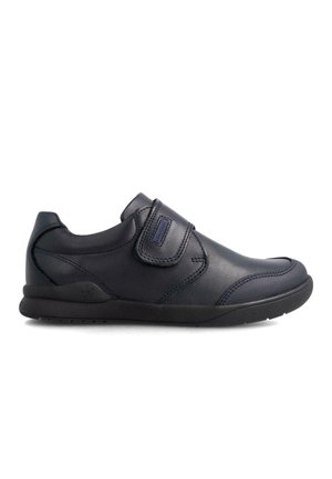 Zapatos negros de cuero sin cordones que presentan una correa de velcro, punta redondeada y detalles texturizados en la parte superior. Suela de goma para agarre y comodidad.