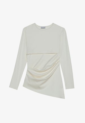 Langärmliges cremefarbenes Oberteil mit Rundhalsausschnitt, das ein geschichtetes Design und Raffung im unteren Bereich aufweist. Weicher Stoff mit glatter Textur.