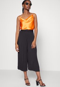 ONLY Petite ONLMARIN PLISSE CULOTTE - Hlače - black