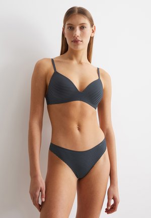 Donkergrijs gestreepte bikini van gladde stof. Top in bralette-stijl met verstelbare bandjes; laag uitgesneden, eenvoudig model onderkant.