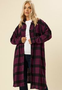 Camicia di flanella a quadri viola e nera, stile button-down, maniche lunghe, tasca sul petto singola, texture morbida, design fino al ginocchio.