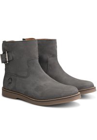 Šedé semišové kotníkové boty s postranním přezkovým zapínáním, kulatou špičkou a gumovou podrážkou. Design se vyznačuje hladkým povrchem a minimálním brandingem.