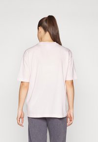 Lyserød bomuld T-shirt med en afslappet pasform, korte ærmer og en klassisk rund hals. Har en glat tekstur og ingen synlige mønstre.
