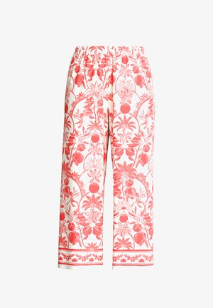 Witte brede broek met rode bloem- en fruitprint en een elastische tailleband op een effen achtergrond.