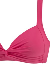 Roze bikini top met een samengevoegd ontwerp in het midden, zachte stof, brede bandjes en een gladde textuur.
