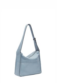 Borsa a tracolla in pelle azzurra chiara con una singola tracolla regolabile, un design leggermente strutturato e una chiusura con zip lungo il bordo superiore.