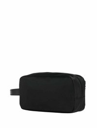 Borsa da toiletta rettangolare nera realizzata in tessuto liscio. Presenta una chiusura a zip e una maniglia laterale, progettata per una conservazione compatta.