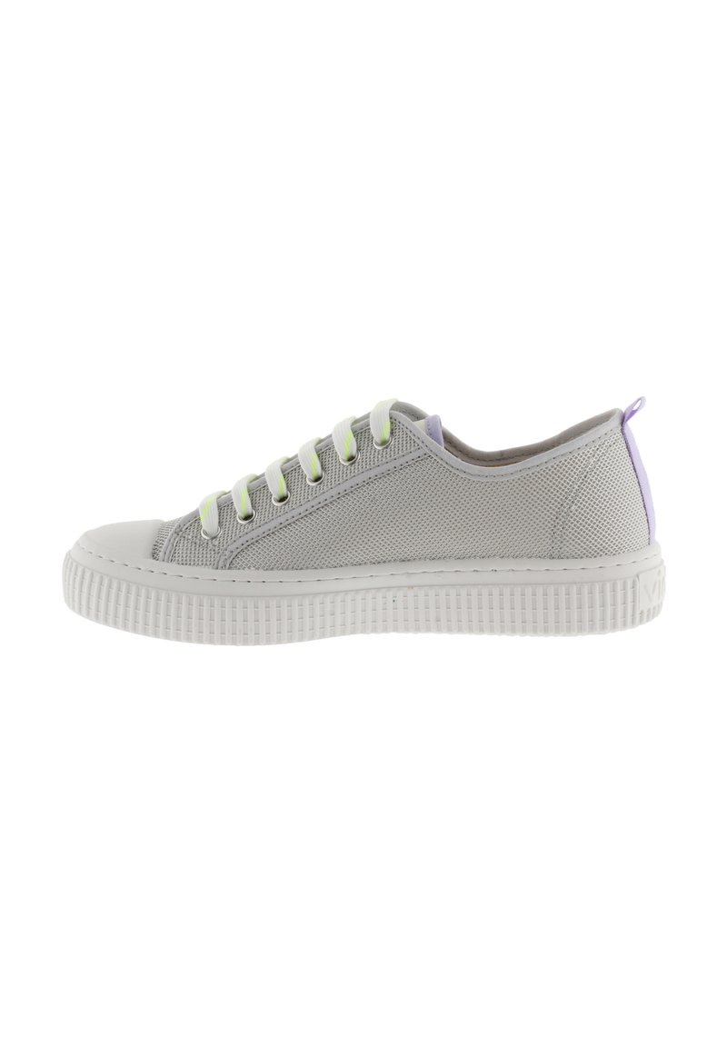 Sneaker grigio con tomaia in rete, suola in gomma bianca e dettagli in lavanda. Presenta cinque occhielli con lacci verde chiaro e una texture unica nella suola.