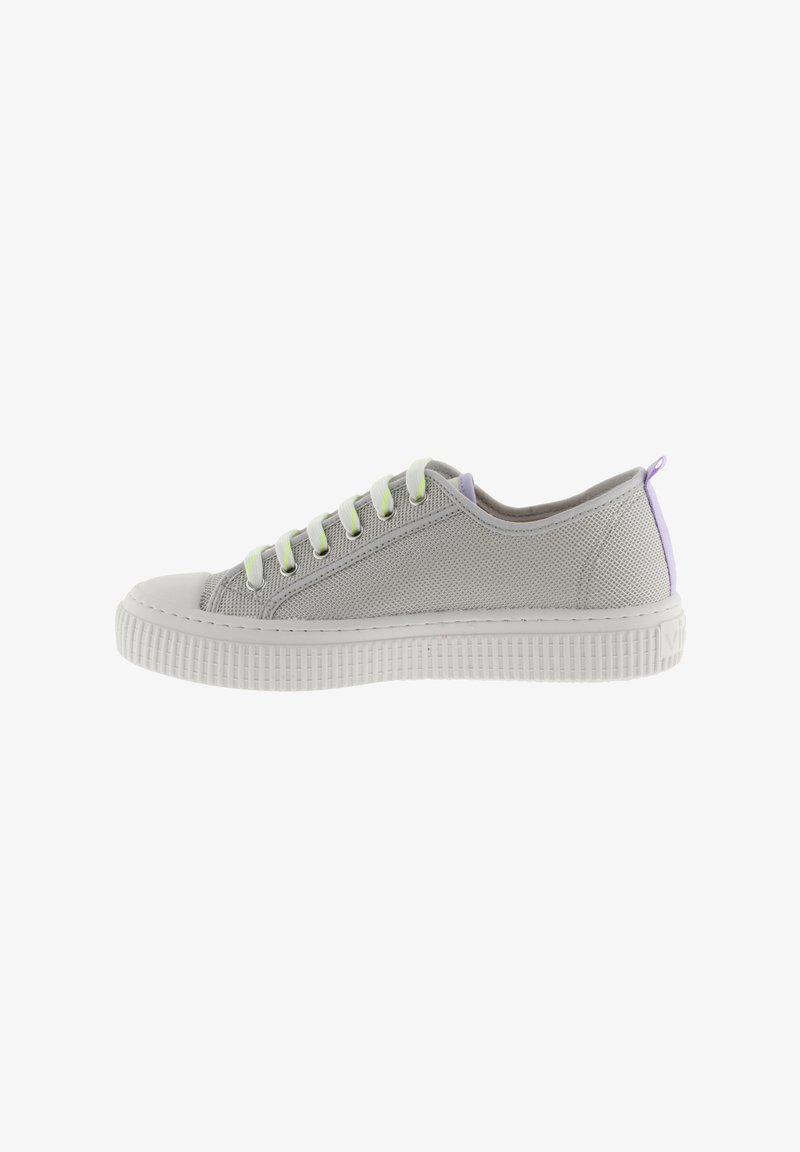 Sneaker grigio con tomaia in rete, suola in gomma bianca e dettagli in lavanda. Presenta cinque occhielli con lacci verde chiaro e una texture unica nella suola.