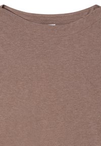 T-shirt a girocollo marrone realizzato in un tessuto morbido e strutturato, con una superficie liscia e un colore uniforme senza alcun motivo o accento.