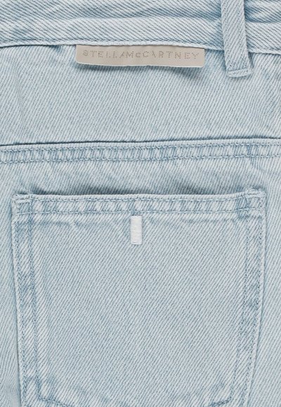 Tessuto di denim azzurro chiaro con un sottile motivo diagonale. Presenta una tasca posteriore con un piccolo etichetta bianca che riporta la scritta "STELLA MCCARTNEY."