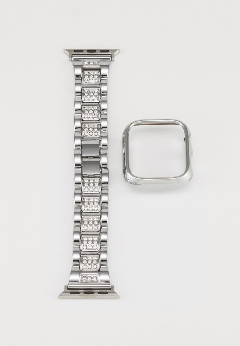 Bracelet de montre en métal argenté avec des maillons rectangulaires et des embellissements, accompagné d'un boîtier de montre rectangulaire métallique assorti.