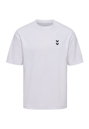 Hvid bomulds t-shirt med rund hals, der har et lille sort chevron-design på venstre side af brystet. Korte ærmer, afslappet pasform.