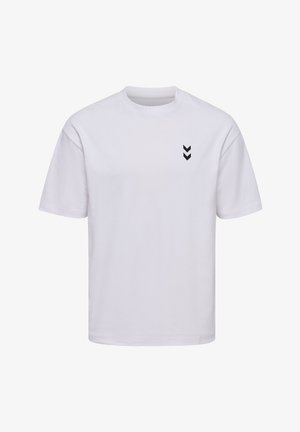 Hvid bomulds t-shirt med rund hals, der har et lille sort chevron-design på venstre side af brystet. Korte ærmer, afslappet pasform.