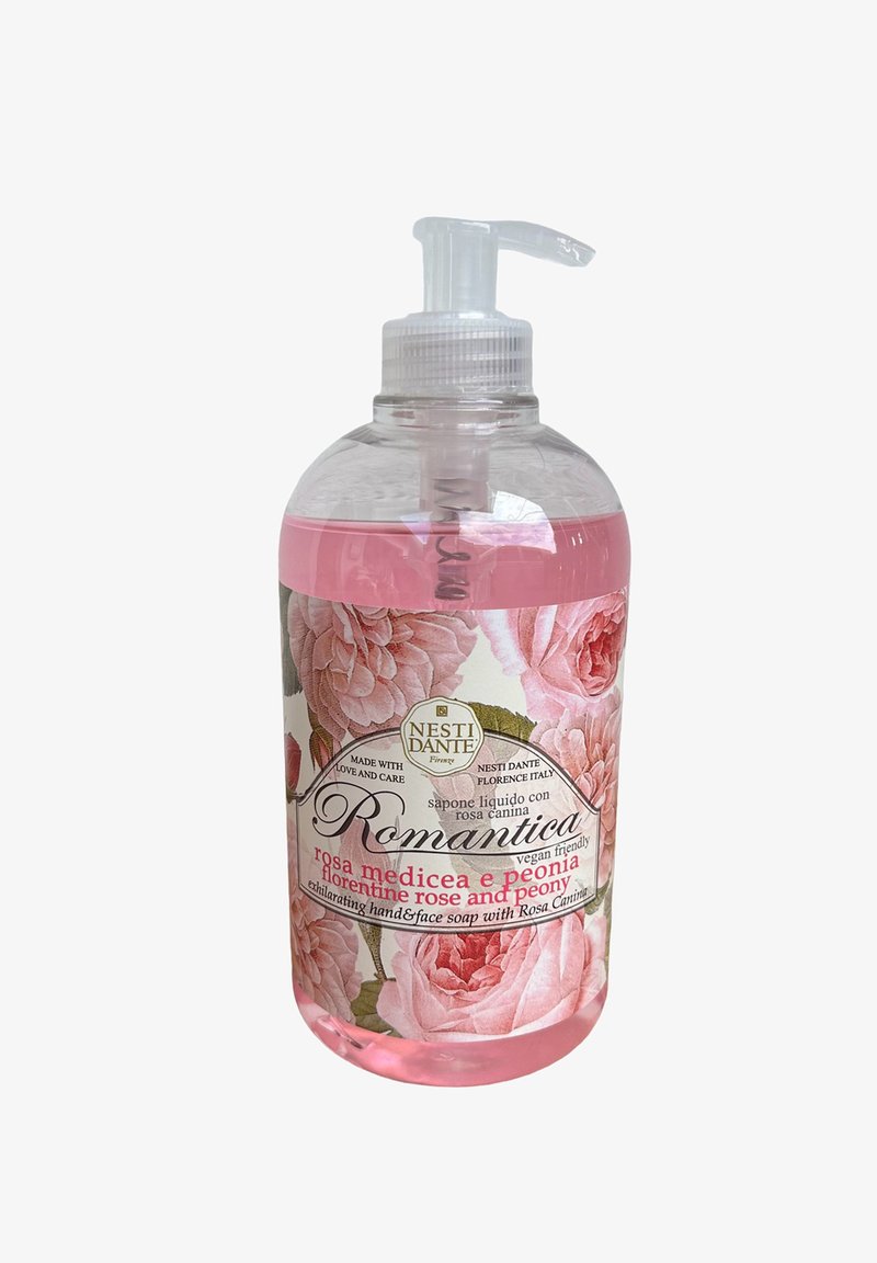 Flüssige Handseife in einer klaren Kunststoff-Pumpflasche. Rosa Flüssigkeit im Inneren, verziert mit blumigen Mustern von Pfingstrosen. Etikett zeigt Marken- und Produktnamen.