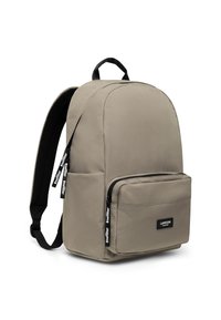 Ryggsäck i grått tyg med rundad topp, framfack med dragkedja och svarta remmar. Har märkesetikett och kontrasterande dragkedjor.