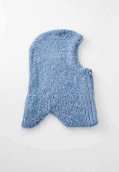 Plavi mohair balaklava s teksturiranom, paperjastom površinom. Ima jedinstven oblik s zaobljenim vrhom i bočnim patentnim zatvaračem za prilagodbu.
