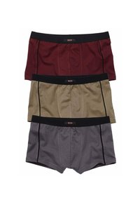 Ensemble de boxers pour hommes en maroon, beige et gris. Chacun présente une ceinture noire avec logo ; texture lisse et coupe ajustée.