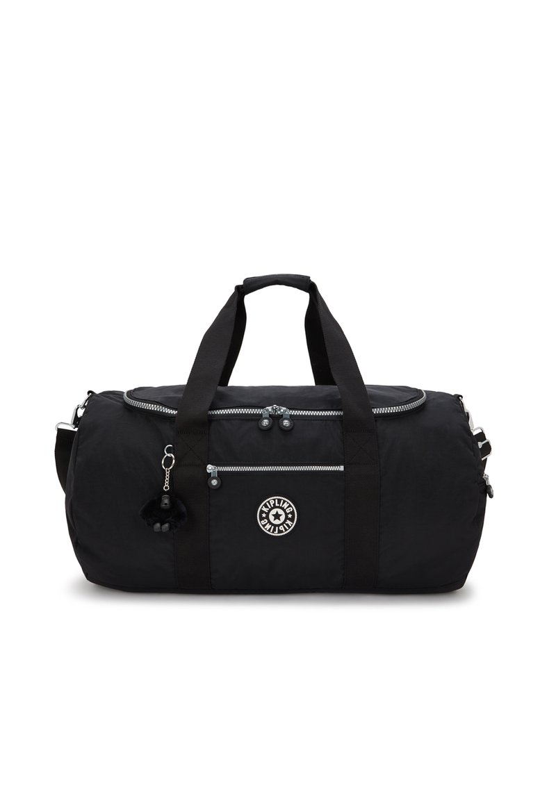 Sort duffel taske lavet af nylon med to håndtag, en aftagelig skulderrem og en frontlomme med lynlås. Indeholder et logo og en pelsagtig nøglering.