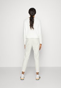 Athleta FARALLON - Calças de fato de treino - magnolia white