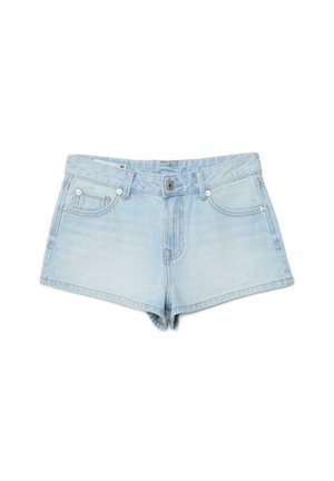 Shorts in denim azzurro chiaro con bottone frontale, cerniera, passanti per cintura e cinque tasche, distesi su uno sfondo bianco.
