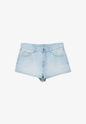 Lyseblå denimshorts med knap foran, lynlås, bæltestropper og fem lommer, lagt fladt på en hvid baggrund.