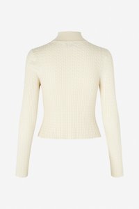 Kremfarget ribbestrikket genser med høy hals, lange ermer og en tettsittende silhuett. Strukturert mønster over hele med en litt kortere kant nederst.