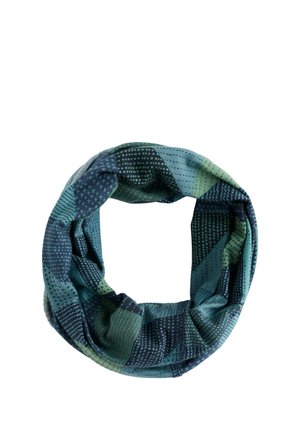 Runder Schal aus blau-grün gemustertem Stoff mit Patchwork-Designs, auf weißem Hintergrund zu einer Schlaufe gelegt.