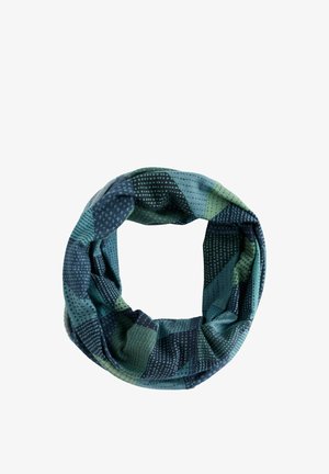 Cirkulært blågrønt mønstret stof tørklæde med patchwork designs, arrangeret i en løkke på hvid baggrund.