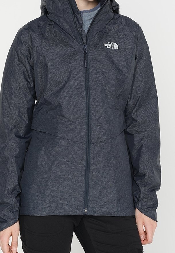 Granatowa, wodoodporna kurtka z kapturem, wyposażona w pełny zamek błyskawiczny z przodu i teksturowaną tkaninę. Logo znajduje się na lewej piersi.