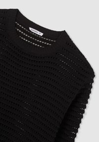 Top corto a maniche corte in maglia nera con motivo orizzontale a occhio e scollatura a girocollo a coste, taglia XL visibile all'interno del colletto.