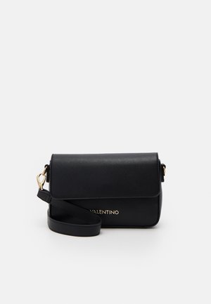 Sac bandoulière noir Valentino avec logo doré, fermeture à rabat et bandoulière amovible sur fond blanc uni.