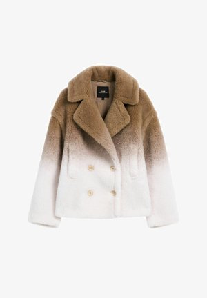 Krótka kurtka z sztucznego futra z ombre odcieniem od brązu do kremu, z podwójnym zapięciem i dwoma beżowymi guzikami oraz szerokim kołnierzem.